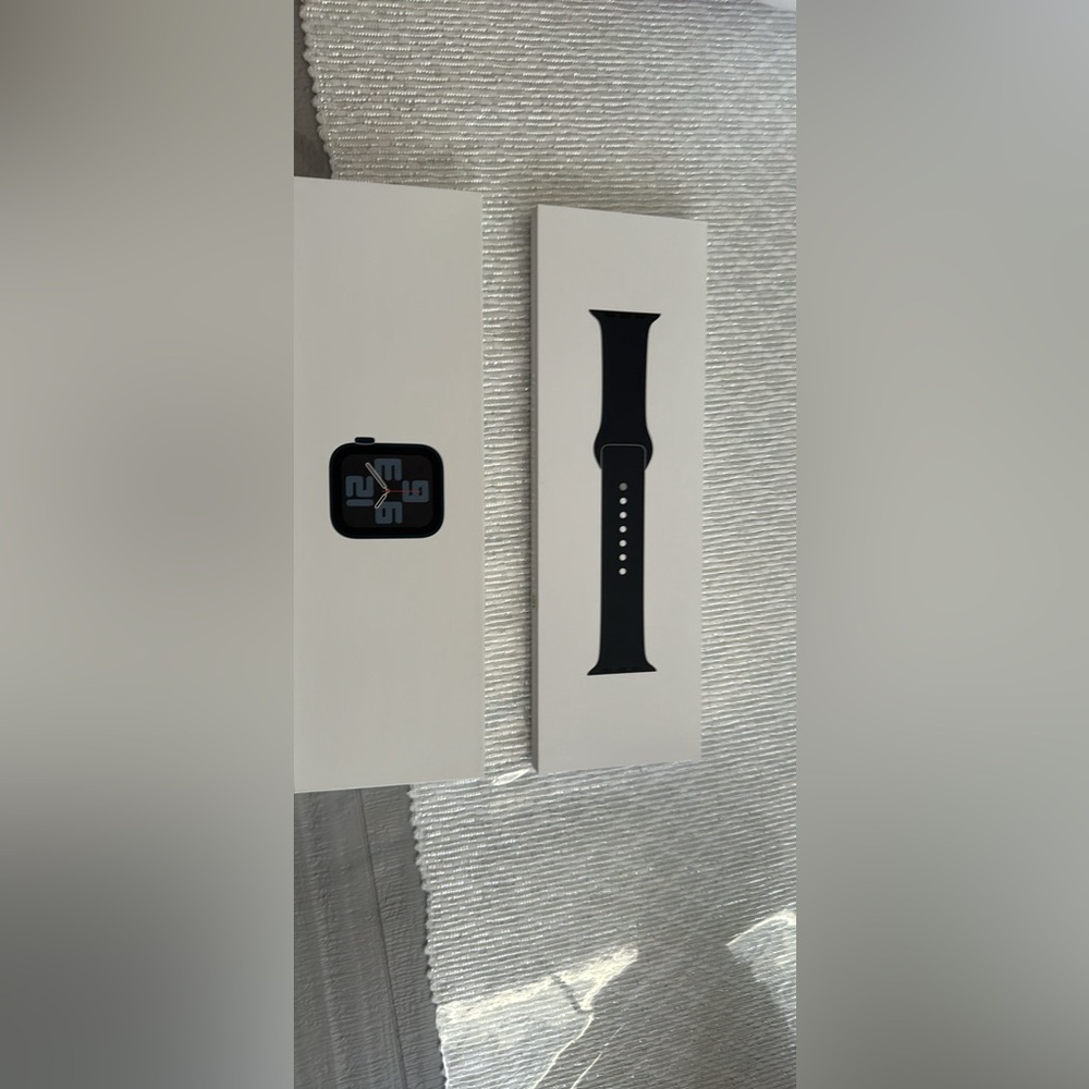 Apple watch SE 44 millimeter midnight blue
